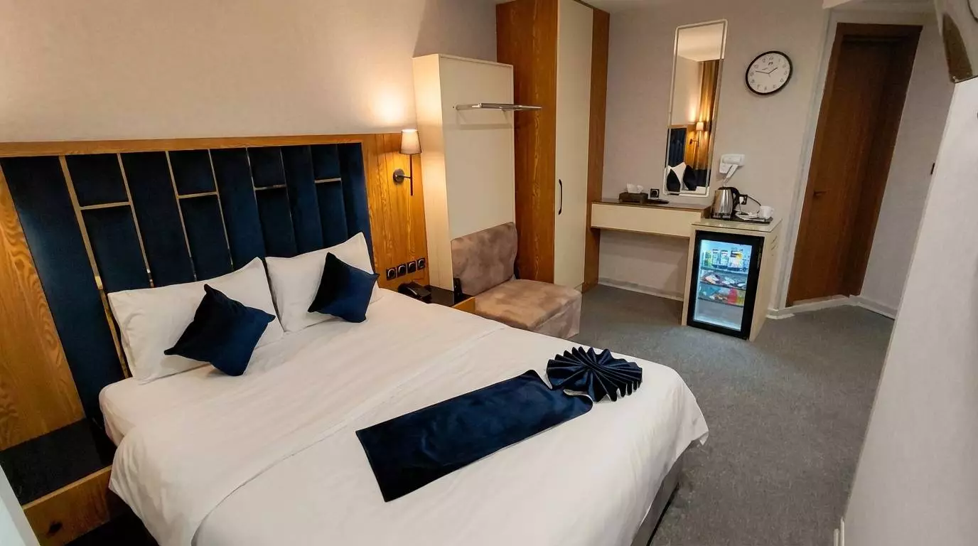 Alibaba https://cdn.alibaba.ir/ostorage/hotel-accommodation-images/69e372e698f9aab2b72db6dc_سه تخت.webp